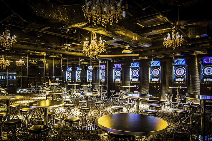 ダイニングダーツバーBee 新宿店